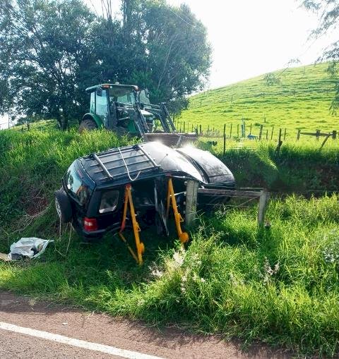 Veículo sai da pista e colide em barranco entre Iporã do Oeste e Mondaí