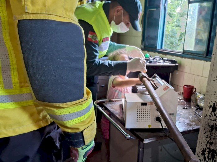 Criança de 4 anos fica com mão presa em cilindro elétrico