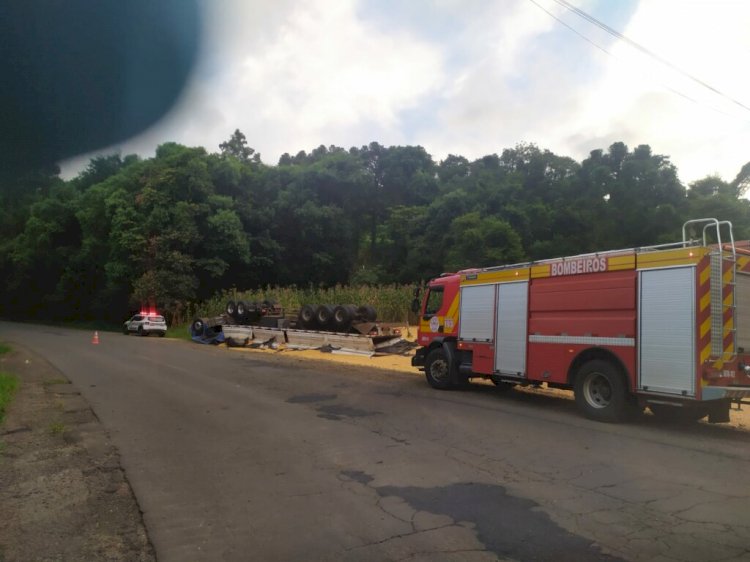 Três pessoas ficam gravemente feridas após caminhão sair da pista e capotar