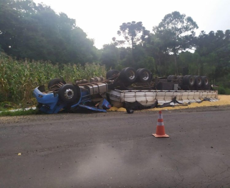 Três pessoas ficam gravemente feridas após caminhão sair da pista e capotar