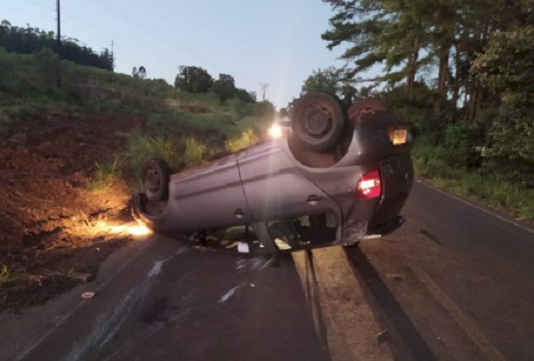 Veículo sai da pista e capota sobre a SC-283, em Mondaí