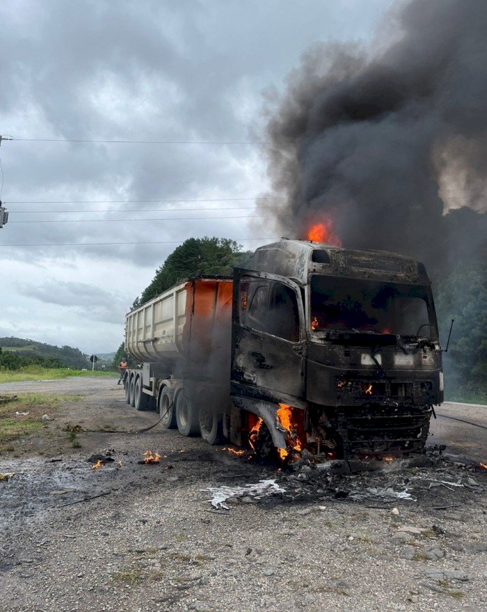 Cabine de caminhão é destruída por incêndio na BR-282