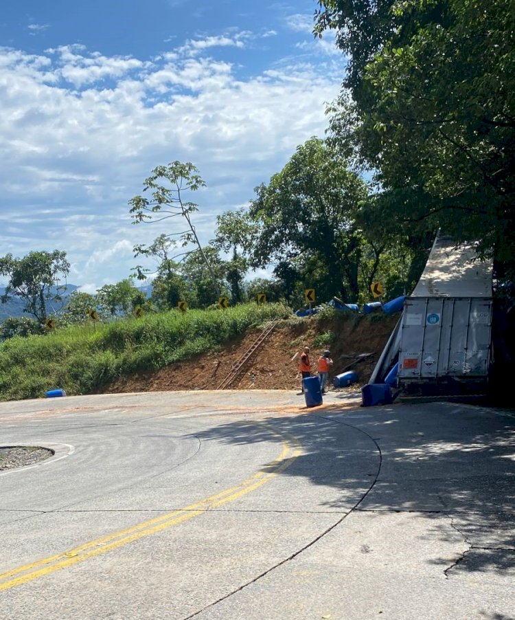 Caminhão carregado com produto perigoso tomba na Serra Dona Francisca