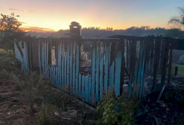 Casa fica completamente destruída após incêndio em São João do Oeste