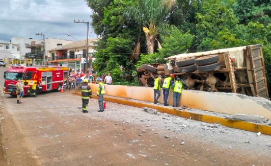 Caminhão tomba em ponte e mata pedestre esmagado no Oeste