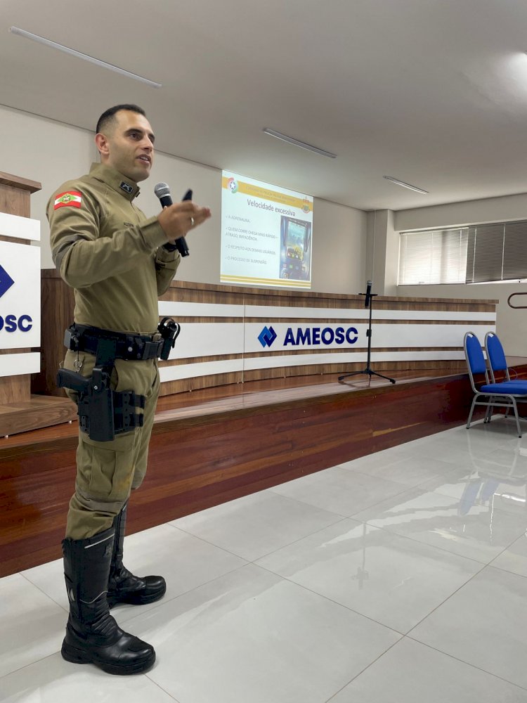 Ameosc em parceria com a Polícia Militar promovem capacitações sobre normas de circulação para transporte escolar