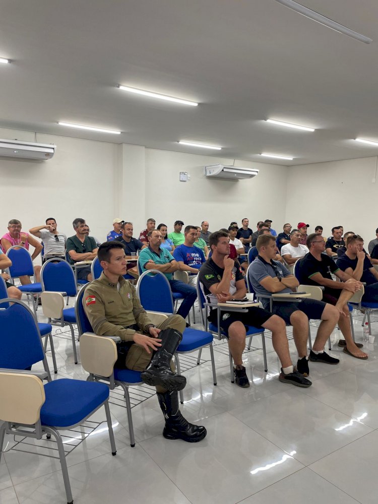 Ameosc em parceria com a Polícia Militar promovem capacitações sobre normas de circulação para transporte escolar