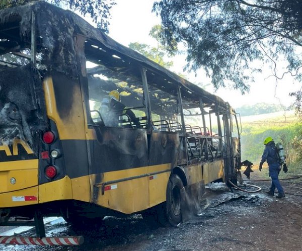 Ônibus escolar fica destruído ao pegar fogo no Extremo-Oeste