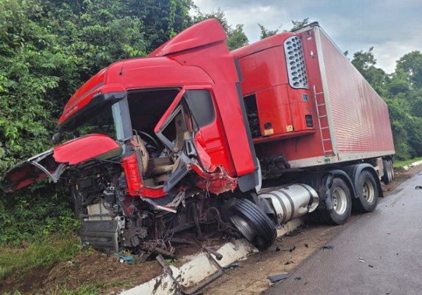 Motoristas são encaminhados ao hospital após colisão entre carro e carreta no Oeste