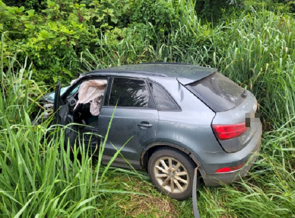 Motoristas são encaminhados ao hospital após colisão entre carro e carreta no Oeste