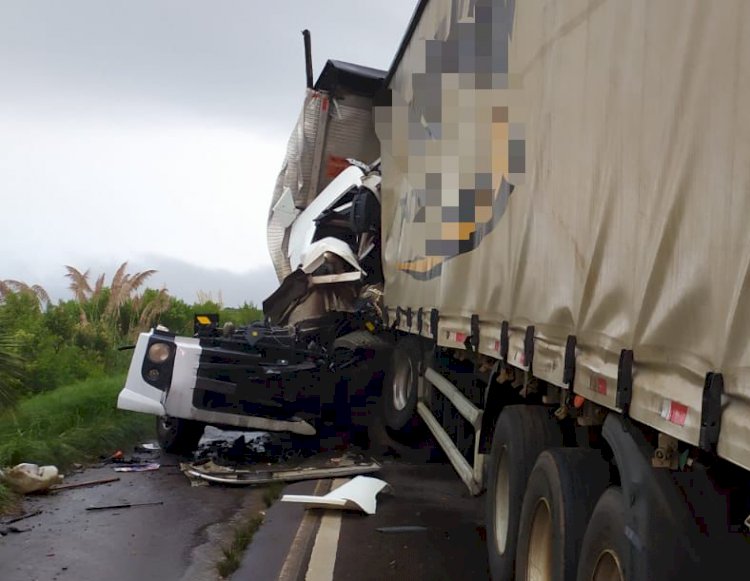 Homem morre após violenta colisão entre dois caminhões na BR-153