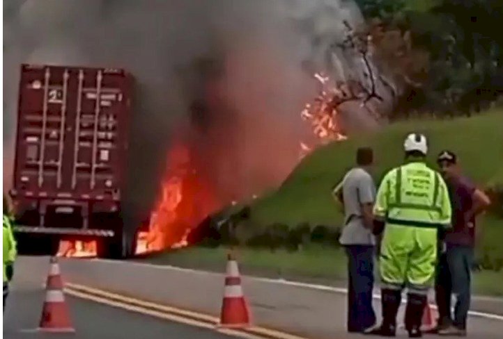 Duas pessoas perdem a vida carbonizadas em acidente entre carretas que bloqueou BR-116, em Monte Castelo