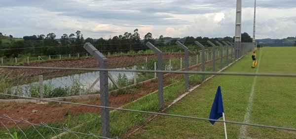 Jovem busca bola de futebol e acaba caindo em açude no interior de Tunápolis