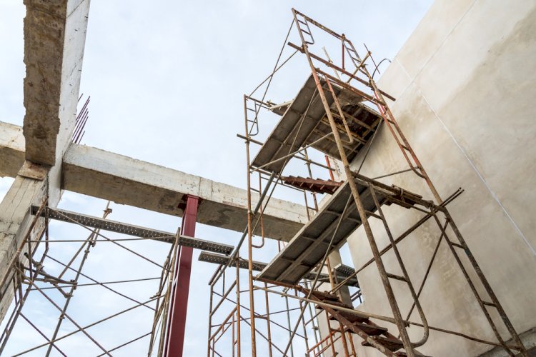 Jovens sofrem ferimentos ao caírem dentro de fossa em obra no Oeste