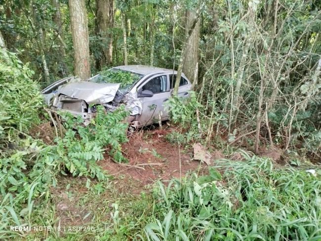 Jovem fica ferido ao sair da pista e colidir carro contra árvores na BR-282