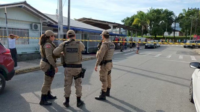 Homem é executado em carro na frente de creche