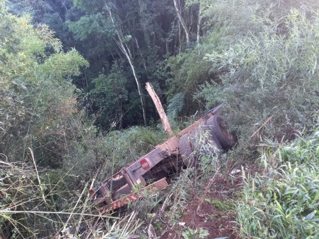 Caminhão de Itapiranga se envolve em acidente com morte na BR 282 em Saudades