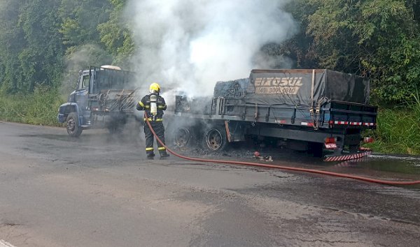 Caminhão é atingido por incêndio em Palmitos