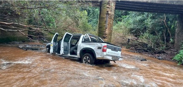 Mãe e filha ficam feridas após caminhonete cair de ponte no Extremo-Oeste