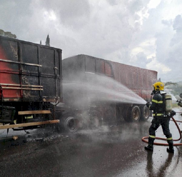 Princípio de incêndio atinge bitrem na BR-282 em Maravilha