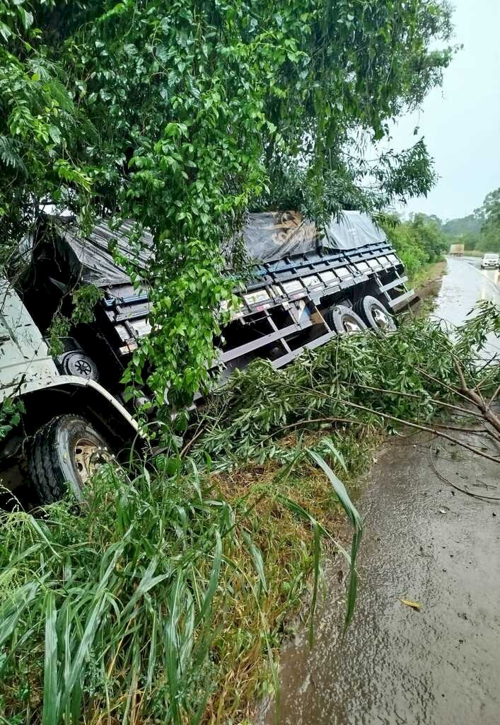 Dois acidentes de trânsito são registrados nesta terça-feira na BR 282