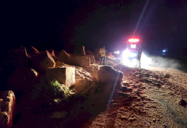 Caminhão sai da pista e capota no trevo de acesso a Palmitos