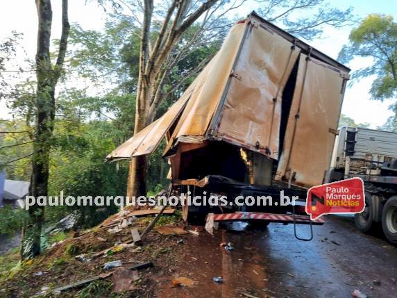 Acidente envolvendo caminhão da Banda Corpo e Alma deixa uma pessoa morta na ERS-342