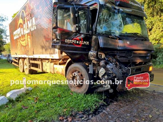 Acidente envolvendo caminhão da Banda Corpo e Alma deixa uma pessoa morta na ERS-342