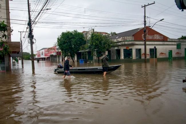 Sob fortes chuvas, governador do RS decreta estado de calamidade