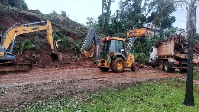 Deslizamento de terra interrompe totalmente o trânsito na SC-163