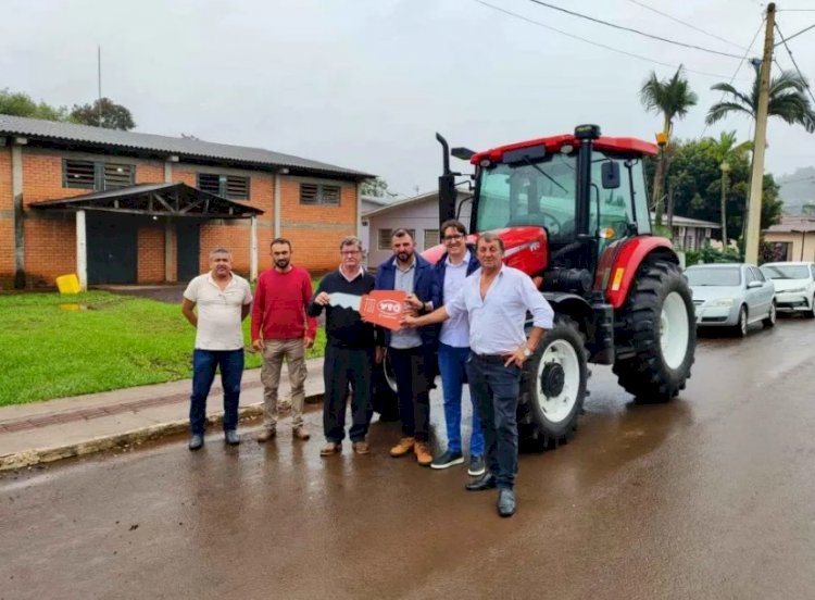 Município de Barra do Guarita adquire novo trator para agricultura