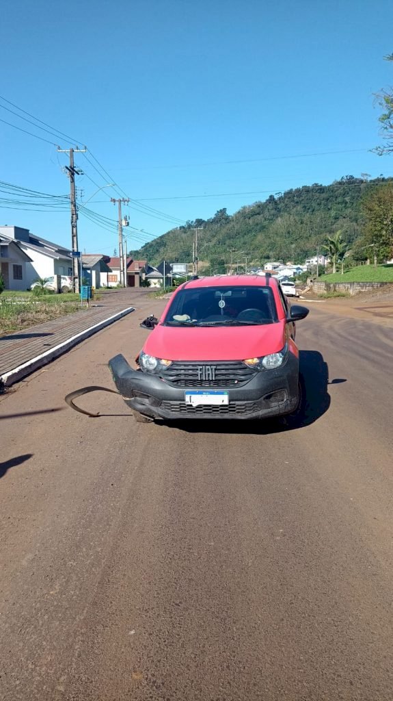 Jovem fica ferido em colisão entre carro e moto na Vila Laju