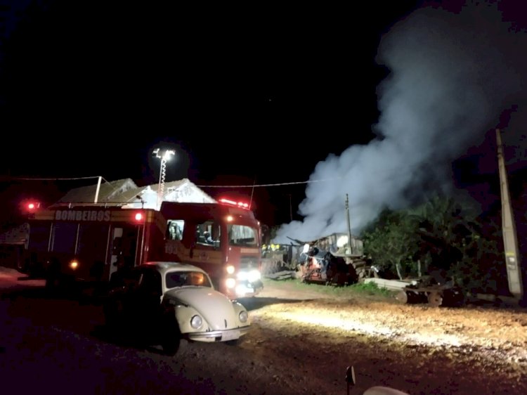 Incêndio em Galpão é Controlado por Moradores em São João do Oeste