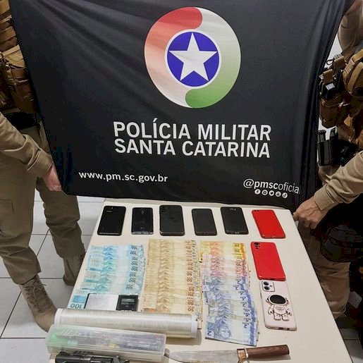 Três pessoas são presas por tráfico de drogas e porte ilegal de arma em SMOeste