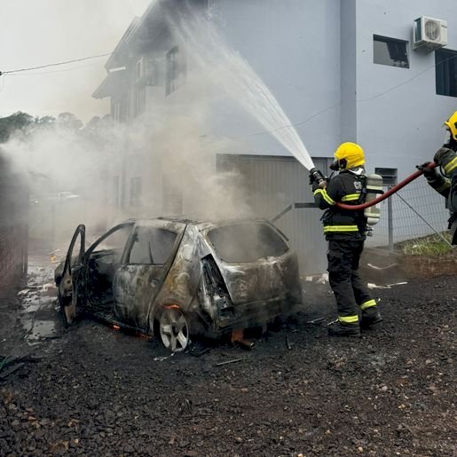 Homem é preso após incendiar veículo no interior de Mondaí