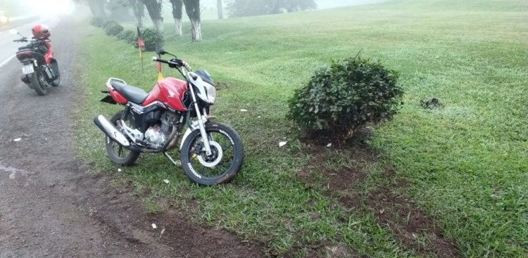 Motociclista desvia de colisão e sofre ferimentos em queda na SC - 163