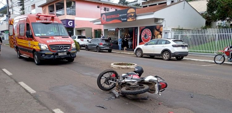 Homem fica ferido em colisão entre carro e moto em Itapiranga