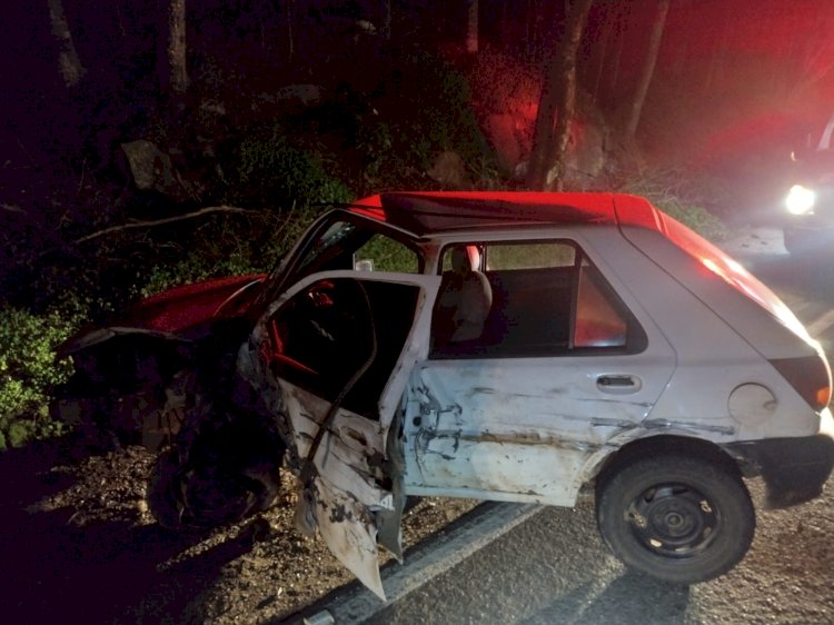 Carro bate em caminhão e motorista foge após acidente na SC-163 em Itapiranga