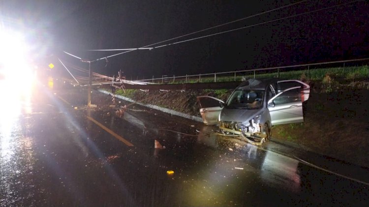 Colisão em poste bloqueia a SC-163 entre Descanso e São Miguel do Oeste