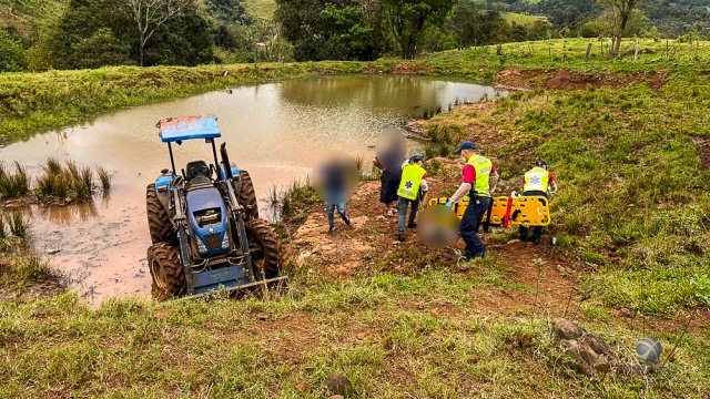 Trabalhador fica gravemente ferido em tombamento de trator no interior