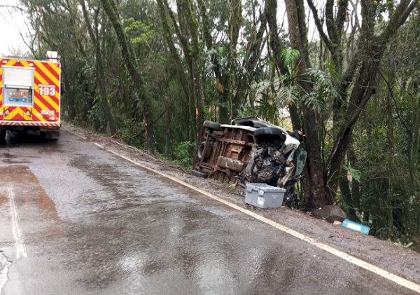 Motorista sai ilesa após capotamento de veículo na BR-282