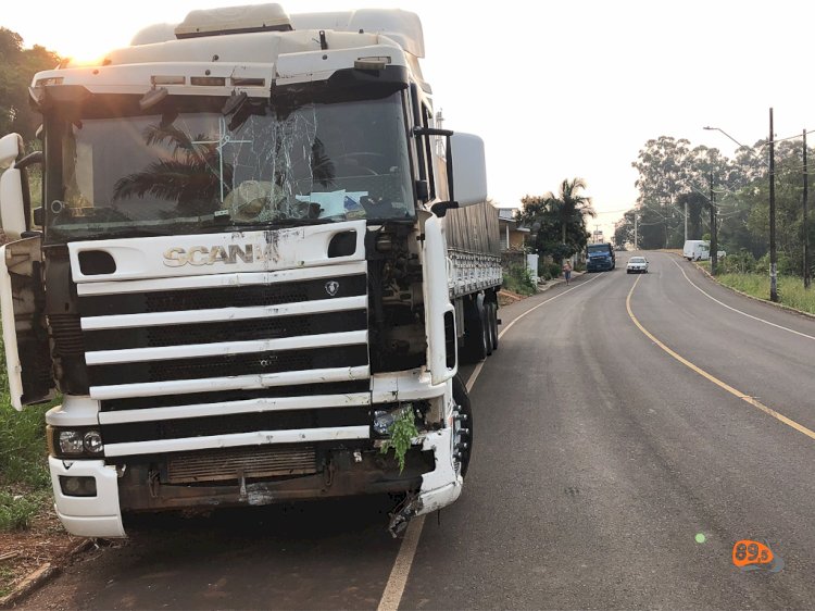 Carreta disparada atinge poste e Van estacionada em rua de Descanso