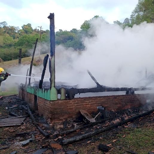 Casa é destruída por incêndio no interior de São João do Oeste