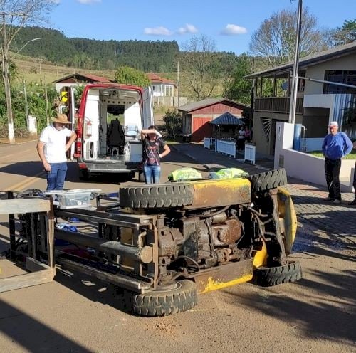 Idoso sofre grave acidente com empilhadeira no Oeste e é transferido de pelo SAER para Chapecó