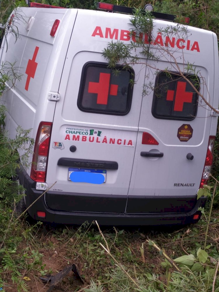 Ambulância da Secretaria de Saúde de Chapecó se envolve em grave acidente na BR-282