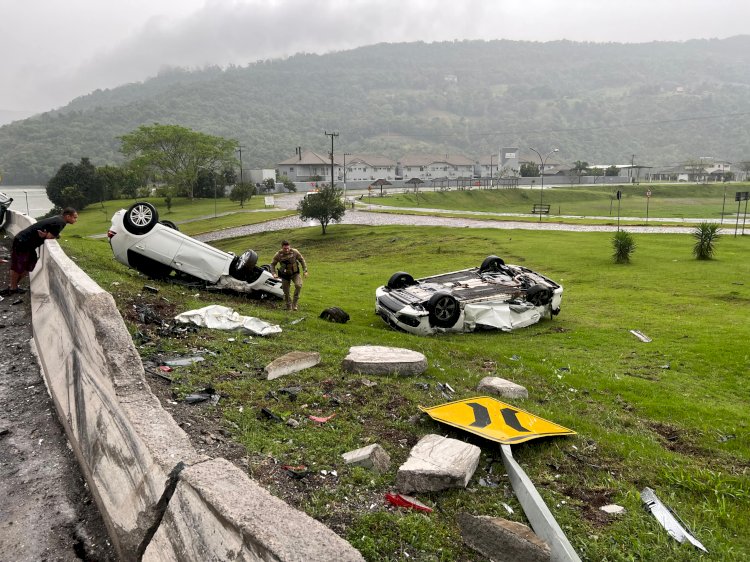 Caminhão cegonha tomba na ponte do Goio-Ên, em Chapecó