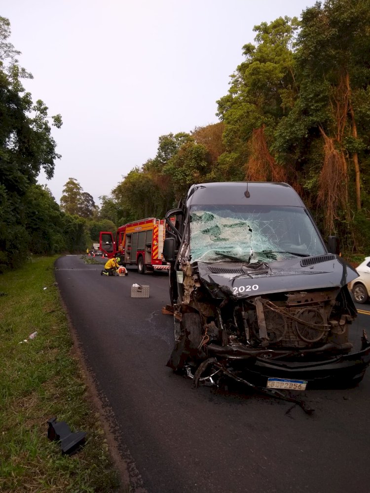 Acidente entre van e caminhão deixa dois feridos na BR-282