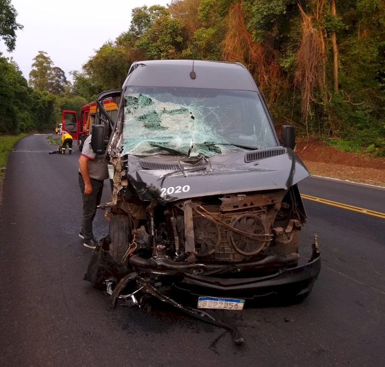 Acidente entre van e caminhão deixa dois feridos na BR-282