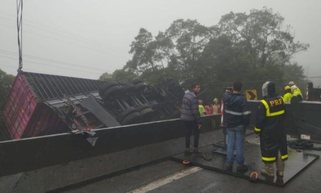 Sobe para 9 o número de mortos em tragédia com van na BR-376