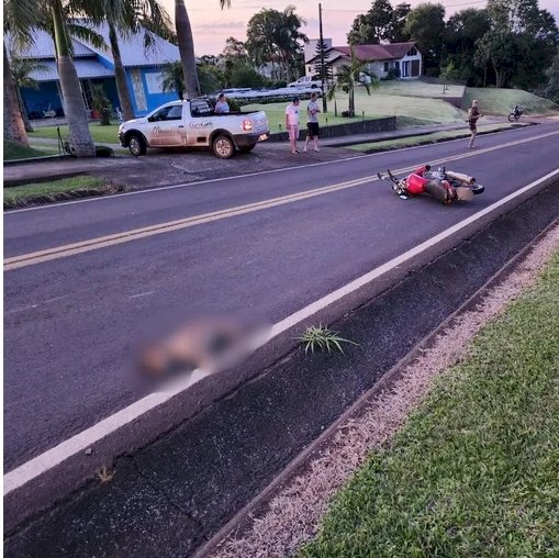 Homem fica ferido em queda de motocicleta após colisão com cachorro em Itapiranga